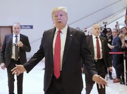 Perwira Militer AS Dipecat Usai Bersaksi di Sidang Pemakzulan Trump