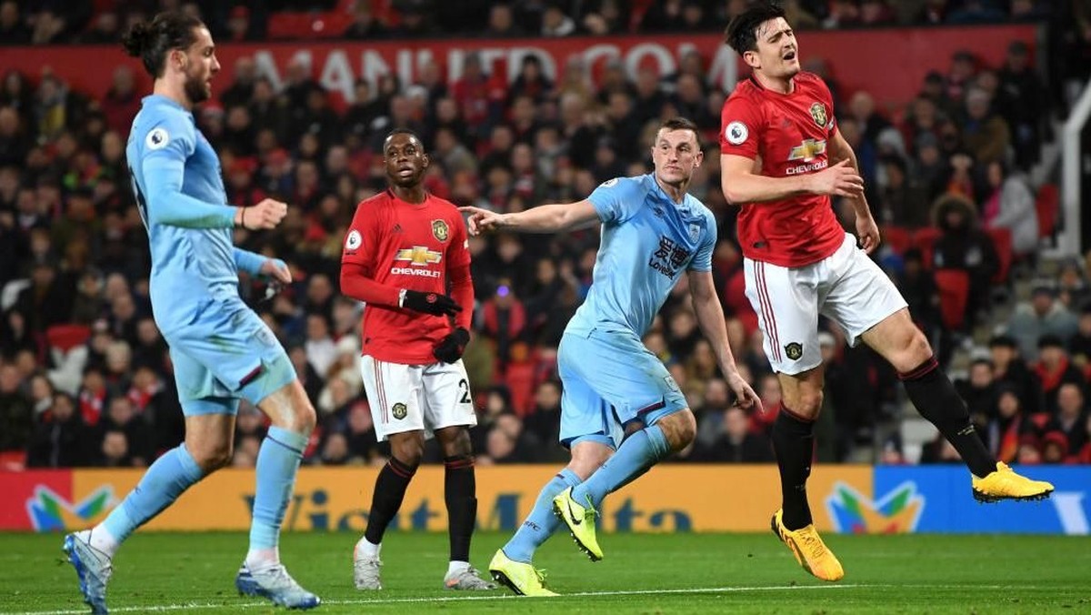 Manchester United kembali menunjukkan kelemahan mereka saat mengantisipasi bola mati di laga melawan Burnley (Foto: Gareth Copley/Getty Images)