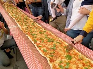 Pizza Terpanjang 100 M Dibuat untuk Donasi ke Damkar Australia