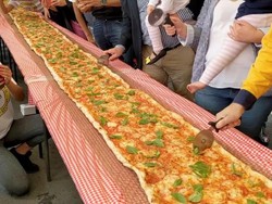 Pizza Terpanjang 100 M Dibuat untuk Donasi ke Damkar Australia