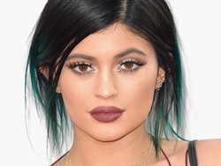 Kris dan Kylie Jenner Produksi Hand Sanitizer untuk Dibagikan ke Tenaga Medis