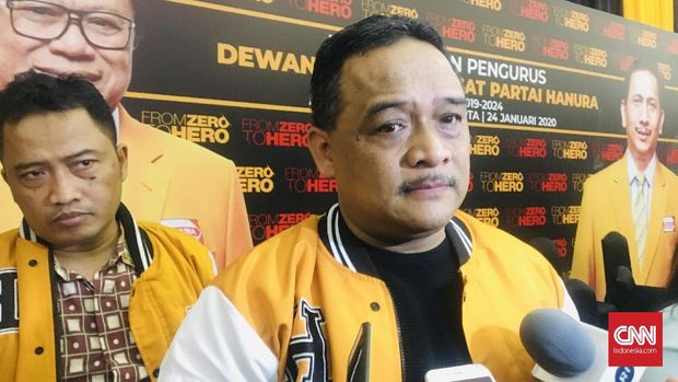 Politikus Partai Hanura Benny Rhamdani saat ditemui di JCC, Senayan, Jakarta pada Kamis (23/1). (CNN Indonsaia/Martahan Sohuturon)