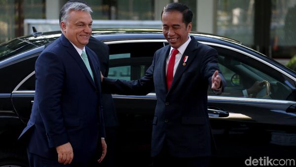 Senyum Cerah Jokowi Saat Sambut PM Hungaria di Istana