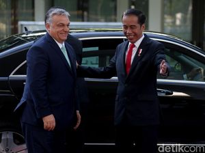 Senyum Cerah Jokowi Saat Sambut PM Hungaria di Istana