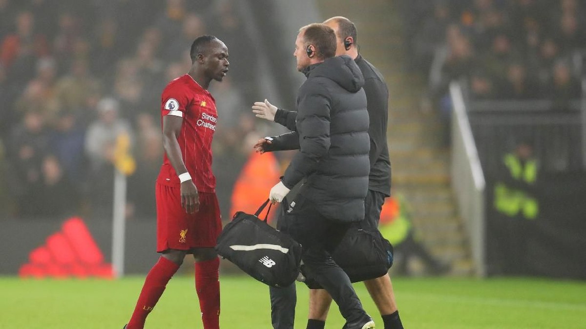 Sadio Mane mengalami cedera hamstring dalam kemenangan Liverpool atas Wolverhampton 2-1. (Foto: Catherine Ivill / Getty Images)