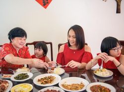 Hadiri Jamuan Imlek 2020, Ikuti 5 Etiket Makan Penting Ini