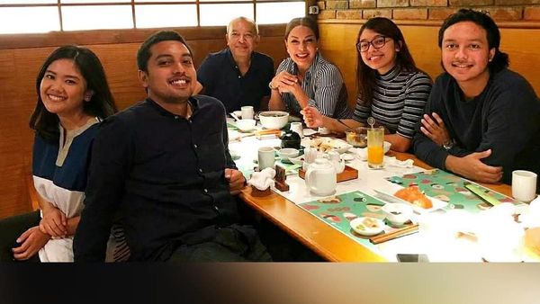 Serunya Momen Kulineran Soraya Haque Bersama Suami dan Keluarga