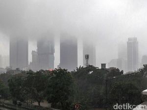 Wow! Gedung Pencakar Langit Ibu Kota Ditelan Kabut