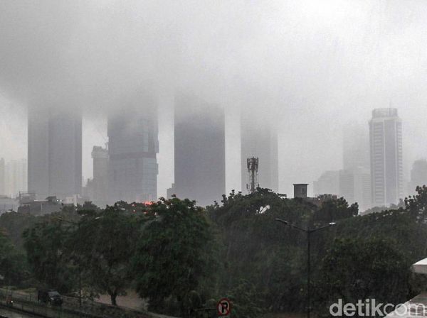 Wow! Gedung Pencakar Langit Ibu Kota Ditelan Kabut
