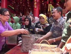 Perayaan Imlek, Klenteng di Pati Bagikan 2 Ton Kue Keranjang