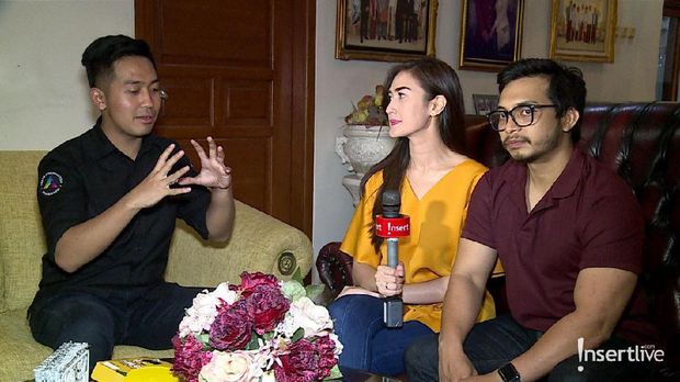 Penjual tahu cantik dan suaminya Asa membicarakan bisnisnya