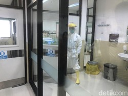 Paramedis Tangani PDP Corona Pakai Jas Hujan, Ini Kata Dinkes Jabar