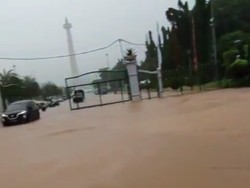 Pintu Masuk Monas Seberang Istana Kebanjiran
