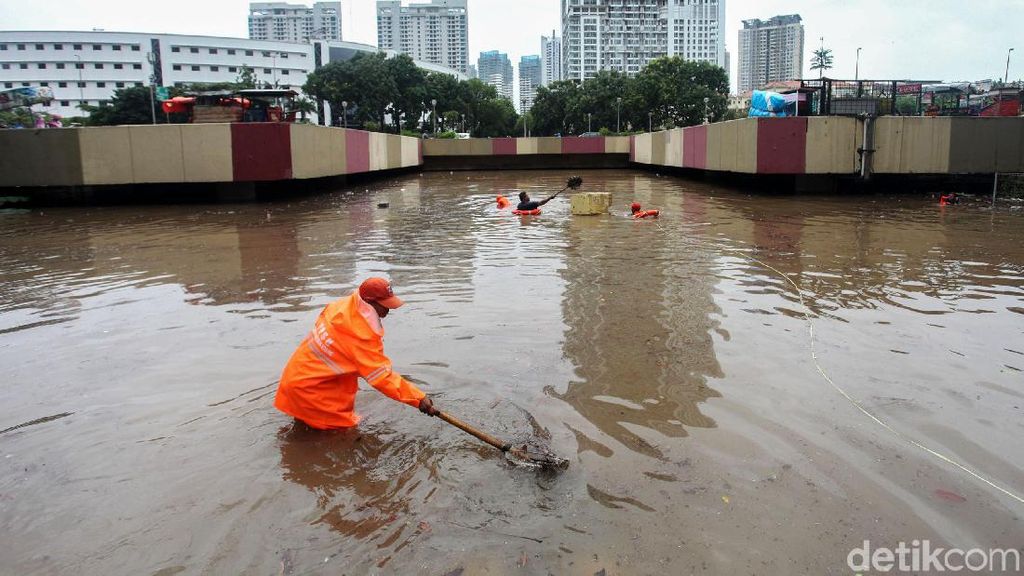 Begini Tingginya Air yang Rendam Underpass Kemayoran Begini Tingginya Air yang Rendam Underpass Kemayoran