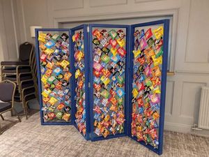 Unik! Pasangan Ini Hadirkan Dinding Keripik di Hari Pernikahan