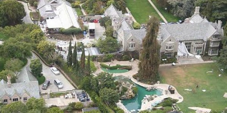 Almarhum bos Playboy Hugh Hefner membangun rumah seharga US$ 54 juta yang dikenal sebagai Playboy Mansion. Rumah super mewah yang berada di California itu dilengkapi air terjun hingga kebun binatang.  Foto: dok. financesonline