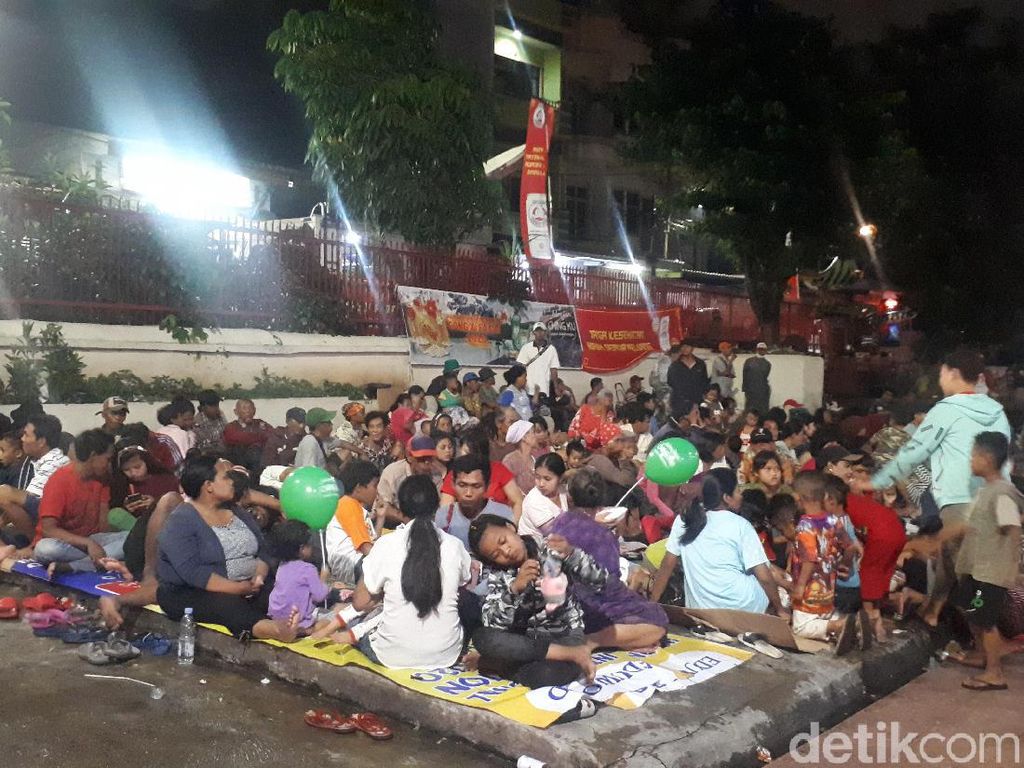 Buru Angpau Imlek, Pengemis Menginap di Vihara Petak Sembilan Buru Angpau Imlek, Pengemis Menginap di Vihara Petak Sembilan