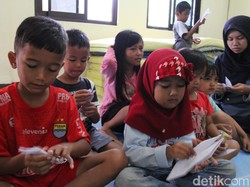 SDN Bojongasih Bandung Terendam Banjir, Siswa Belajar di Pengungsian