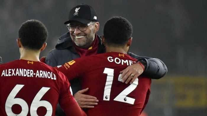 Liverpools manager Jurgen Klopp, center, celebrates with Liverpools Trent Alexander-Arnold, left, and Liverpools Joe Gomez at the end of the English Premier League soccer match between Wolverhampton Wanderers and Liverpool at the Molineux Stadium in Wolverhampton, England, Thursday, Jan. 23, 2020. (AP Photo/Rui Vieira)