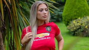 Foto: Liburannya Model Seksi Fans Berat Manchester United