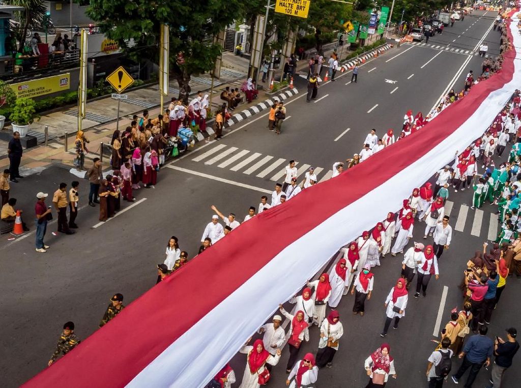 Bendera Merah Putih Sepanjang 540 Meter Membentang di Semarang Bendera Merah Putih Sepanjang 540 Meter Membentang di Semarang