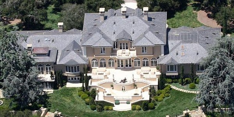 Jika Hugh Hefner membangun air terjun di kediamannya, Oprah Winfrey membuat sebuah danau di area rumahnya. Rumah Oprah yang bernilai US$ 85 juta di Montecito, California ini disebut-sebut sebagai satu dari tiga rumah selebriti dunia paling mahal saat ini. Foto: dok. financesonline