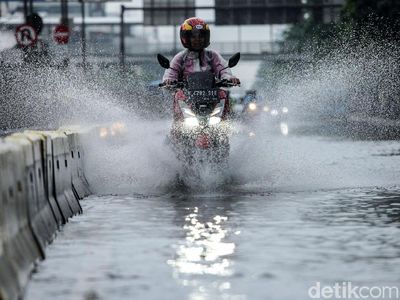 Genangan Air Bikin Satu Ruas Jalan di Gunung Sahari Lumpuh