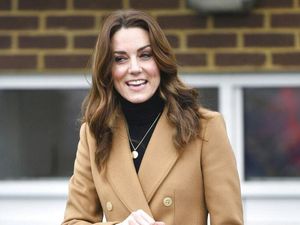 Ada Alasan Manis Kate Middleton Memakai Kalung Rp 19 Juta Ini Ada Alasan Manis Kate Middleton Memakai Kalung Rp 19 Juta Ini