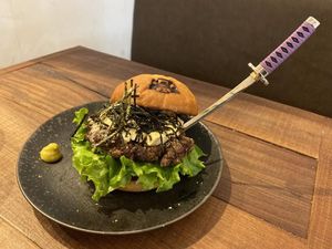 Burger Unik di Resto Ini Dimakan dengan Pedang Katana Jepang Burger Unik di Resto Ini Dimakan dengan Pedang Katana Jepang