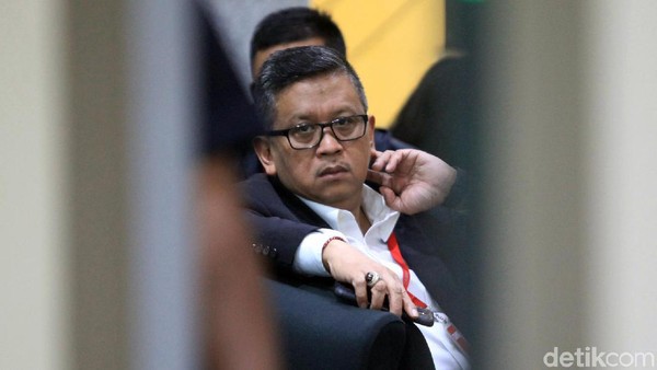 Sekjen PDIP Hasto Kristiyanto di gedung KPK. (Ari Saputra/detikcom) Sekjen PDIP Hasto Kristiyanto di gedung KPK. (Ari Saputra/detikcom)