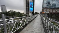Ironi JPO Tanpa Atap yang Lumpuh saat Hujan