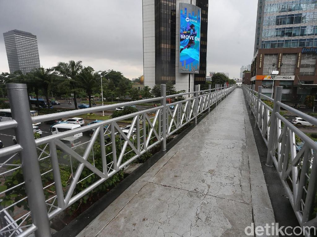 Ironi JPO Tanpa Atap yang Lumpuh saat Hujan Ironi JPO Tanpa Atap yang Lumpuh saat Hujan