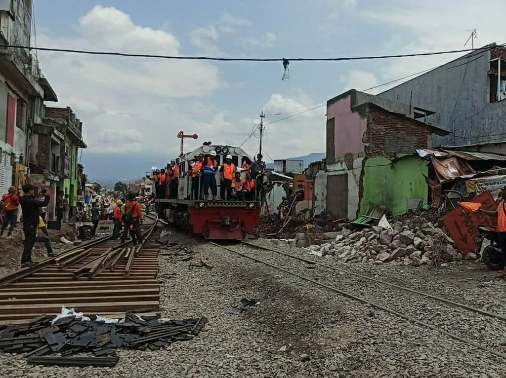 Reaktivasi Rel KA Cibatu-Garut, Bupati Rudy: Diusahakan Juni Diresmikan Reaktivasi Rel KA Cibatu-Garut, Bupati Rudy: Diusahakan Juni Diresmikan