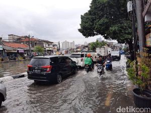 Video Gangguan Lalin Usai Hujan Deras, Daan Mogot hingga Tangerang