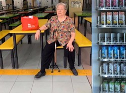 Sedih! Sudah Jualan Minuman 70 Tahun, Nenek Ini Digantikan oleh Vending Machine