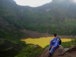 Pesona Gunung Kelud Saat Hujan