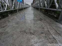 Diduga Stres, Wanita Berambut Panjang Hendak Lompat dari JPO Antasari