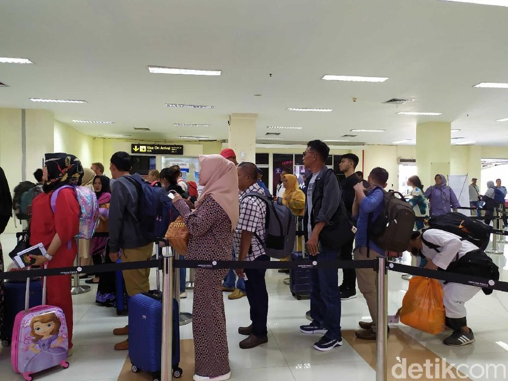 Antisipasi Virus Corona, Penumpang di Bandara Aceh Diperiksa Ketat Antisipasi Virus Corona, Penumpang di Bandara Aceh Diperiksa Ketat