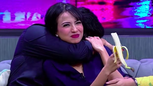 Bibi peluk Vanessa Angel setelah makan pisang
