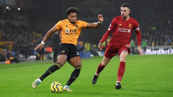 WOLVERHAMPTON, ENGLAND - JANUARY 23:  Adama Traore of Wolverhampton Wanderers crosses the ball under pressure from Jordan Henderson of Liverpool during the Premier League match between Wolverhampton Wanderers and Liverpool FC at Molineux on January 23, 2020 in Wolverhampton, United Kingdom. (Photo by Michael Regan/Getty Images)