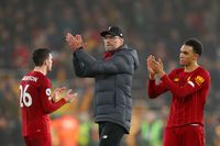 Juergen Klopp (tengah)