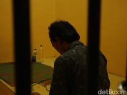 Stres Pisah dengan Istri Bikin Pria Ini Congkel Kotak Amal, Percaya?