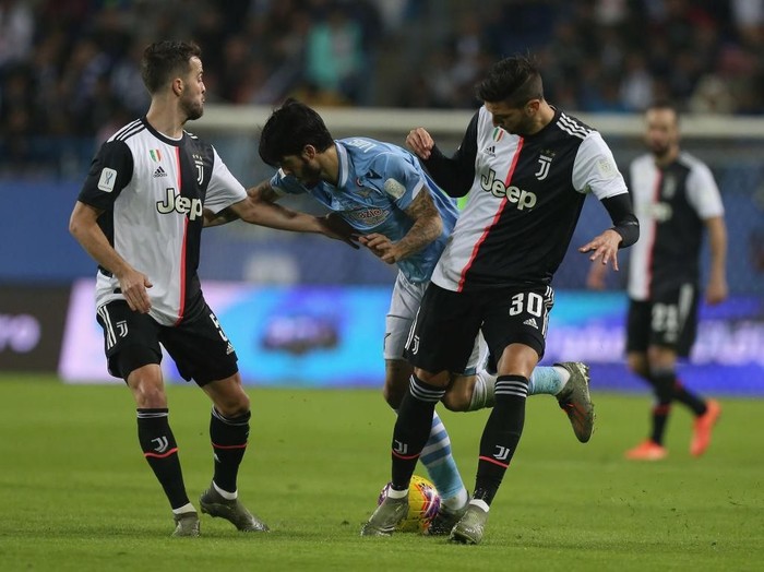RIYADH, SAUDI ARABIA - DECEMBER 22: Rodrigo Bentancur of Juventus competes for the ball against Luis Alberto Romero Alconchel of SS Lazio  during the Italian Supercup match between Juventus and SS Lazio  at King Saud University Stadium on December 22, 2019 in Riyadh, Saudi Arabia.  (Photo by Paolo Bruno/Getty Images for Lega Serie A)
