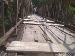 Bikin Ngeri! Jembatan Gantung di Medan Ini Sudah Lapuk dan Berkarat