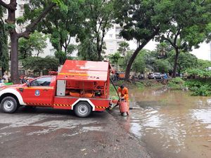 Underpass Kemayoran Terendam Banjir, Pemadam Kebakaran Sedot Genangan Underpass Kemayoran Terendam Banjir, Pemadam Kebakaran Sedot Genangan