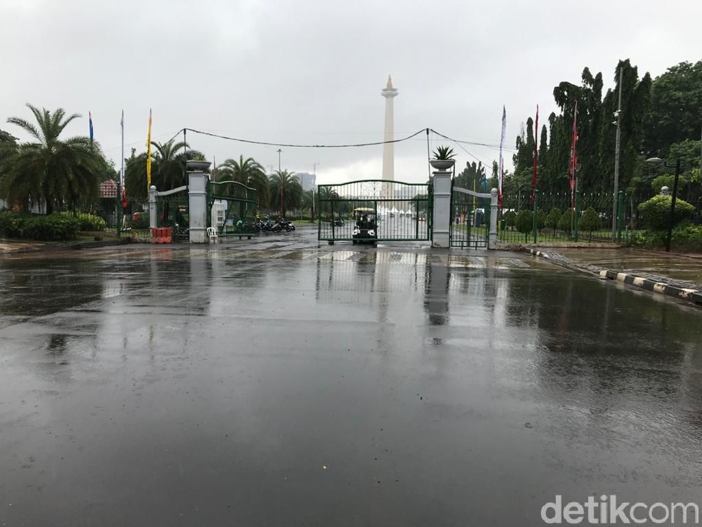 Hujan Lebat Picu Genangan di Pintu Monas, Istana Aman? Hujan Lebat Picu Genangan di Pintu Monas, Istana Aman?