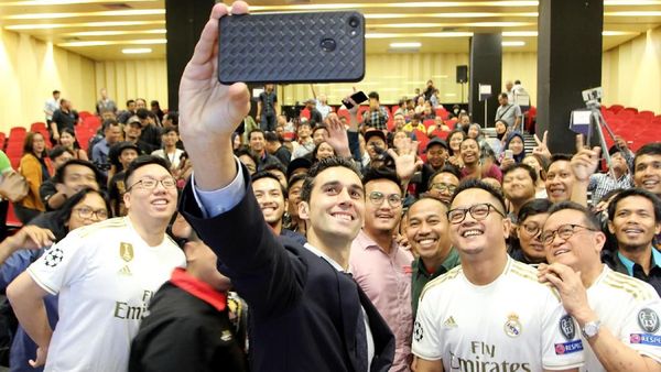 Saat Arbeloa Wefie dengan Penggemarnya di Indonesia