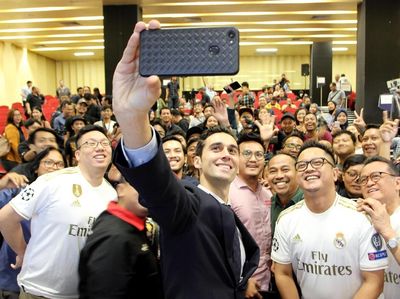 Saat Arbeloa Wefie dengan Penggemarnya di Indonesia