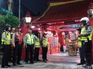 Jelang Sembahyang Imlek, 30 Kelenteng di Surabaya Dijaga Polisi Jelang Sembahyang Imlek, 30 Kelenteng di Surabaya Dijaga Polisi