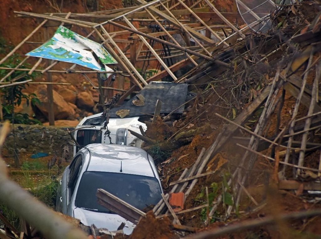 Pemkab Lebak Taksir Kerugian Banjir-Longsor Capai Rp 100 Miliar Pemkab Lebak Taksir Kerugian Banjir-Longsor Capai Rp 100 Miliar